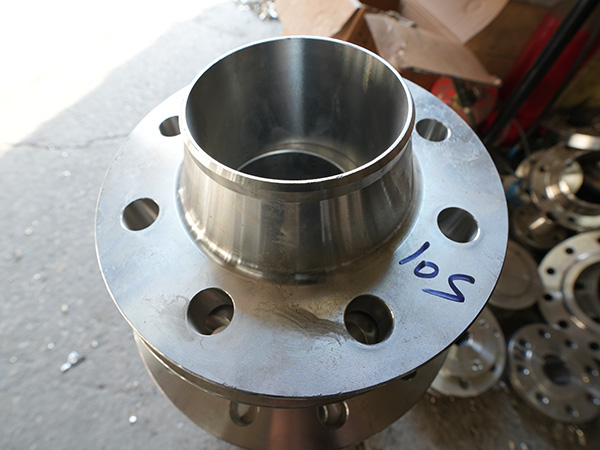 Large caliber flat welding flange with neck